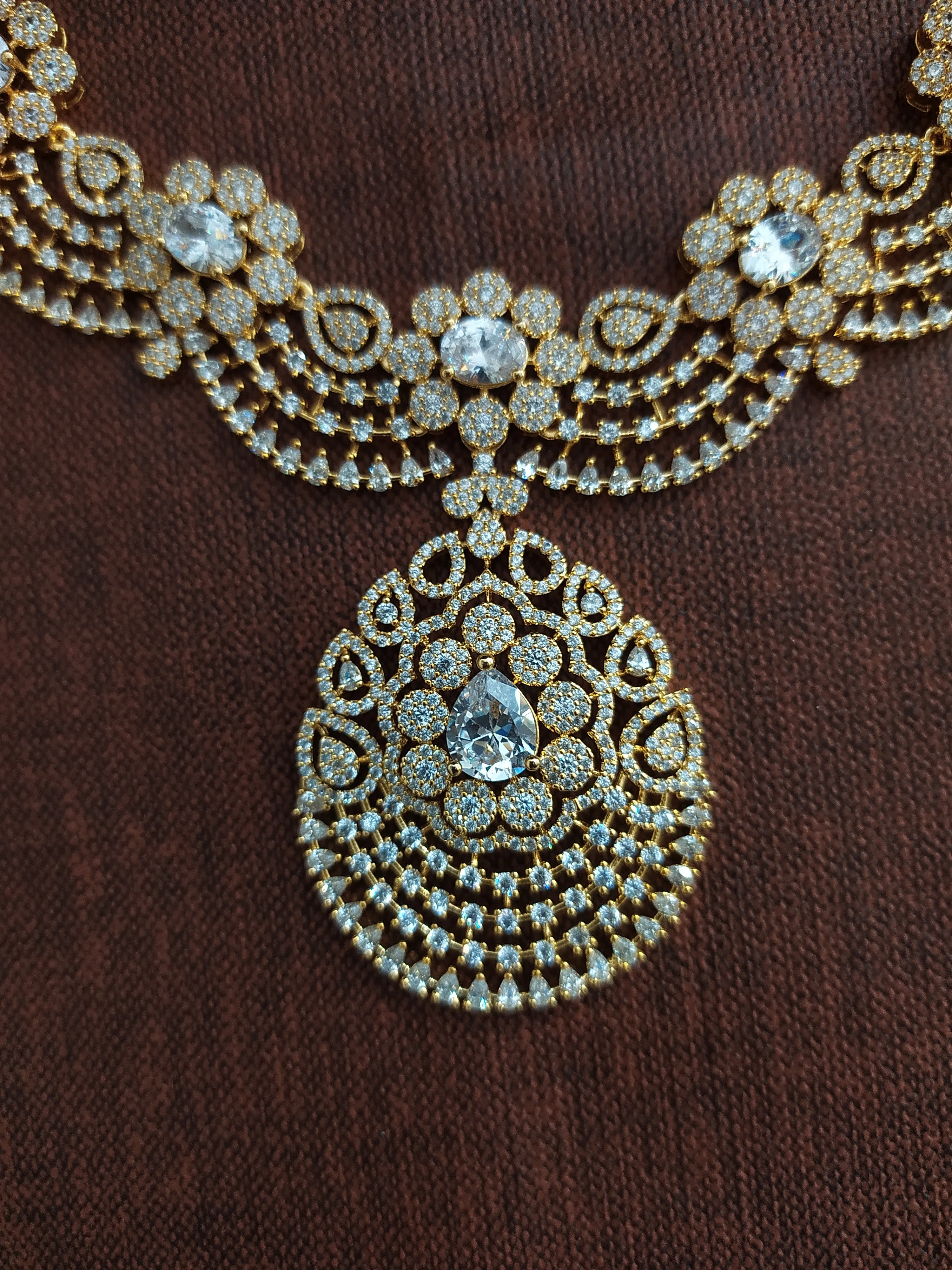 Beautiful Necklace Set With Zircon Stones in White Color