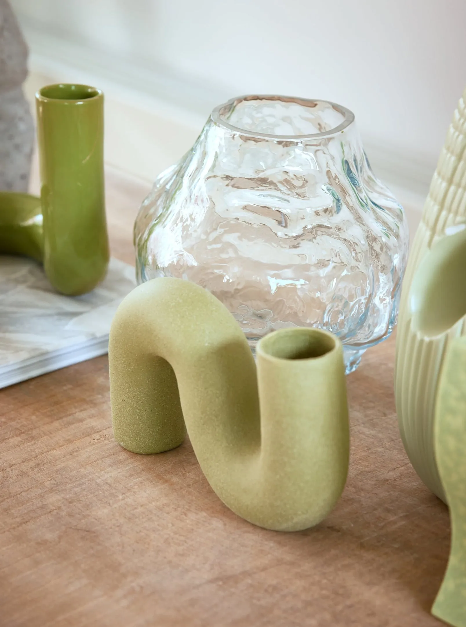 HK OBJECT: CERAMIC TWISTED VASE | OLIVE